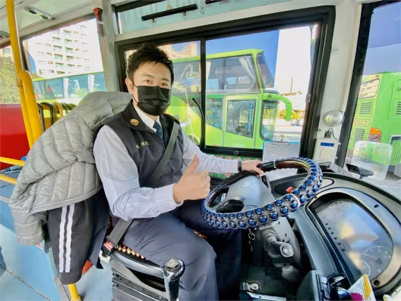 台中最暖公車司機是他!「平凡1句話」救了學生暖收600字感謝信