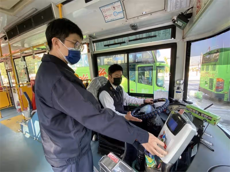 台中最暖公車司機是他!「平凡1句話」救了學生暖收600字感謝信