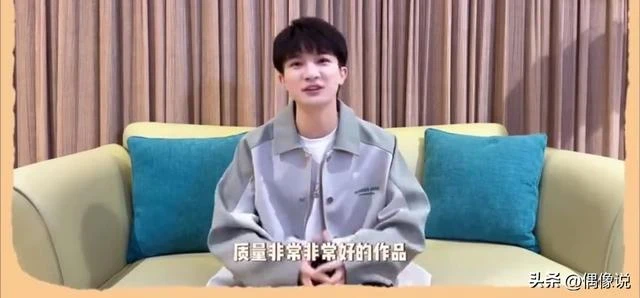 周深機場收到張頌文簽名照,捧手心炫耀追星成功