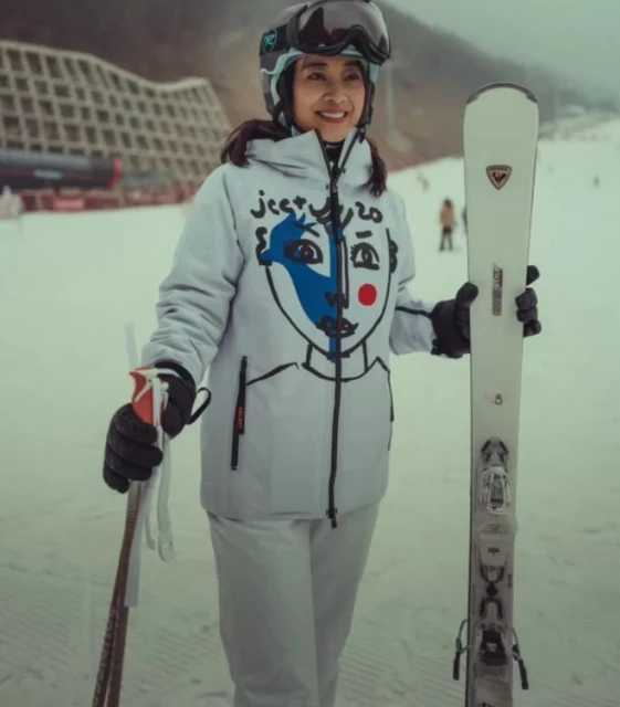 47歲梅婷帶女兒去滑雪!穿7700元外套打扮時髦,9歲愛女可愛像媽