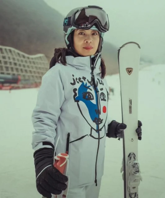 47歲梅婷帶女兒去滑雪！穿7700元外套打扮時髦，9歲愛女可愛像媽
