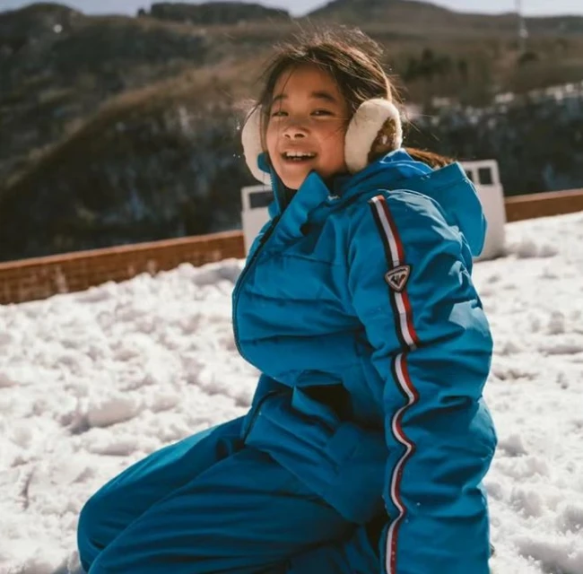 47歲梅婷帶女兒去滑雪！穿7700元外套打扮時髦，9歲愛女可愛像媽