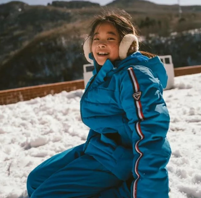 47歲梅婷帶女兒去滑雪!穿7700元外套打扮時髦,9歲愛女可愛像媽