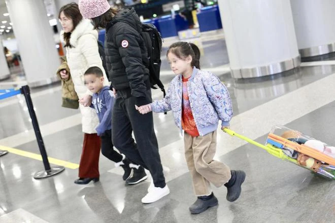 47歲梅婷帶女兒去滑雪!穿7700元外套打扮時髦,9歲愛女可愛像媽