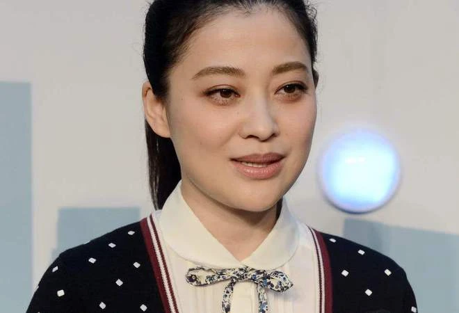 47歲梅婷帶女兒去滑雪!穿7700元外套打扮時髦,9歲愛女可愛像媽