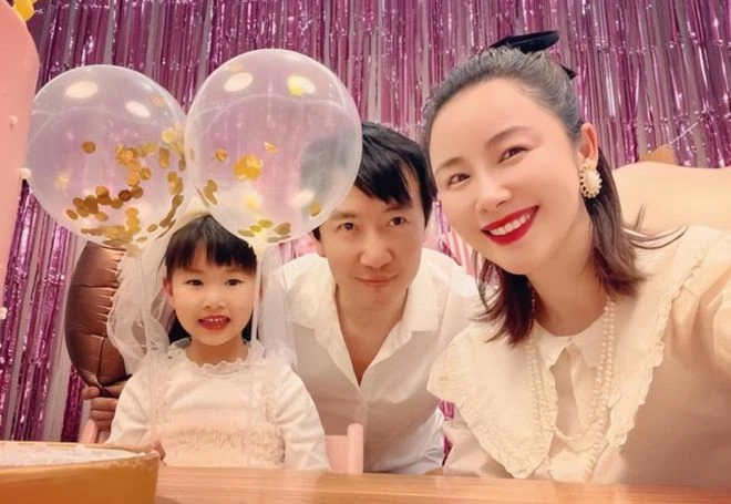 47歲梅婷帶女兒去滑雪!穿7700元外套打扮時髦,9歲愛女可愛像媽