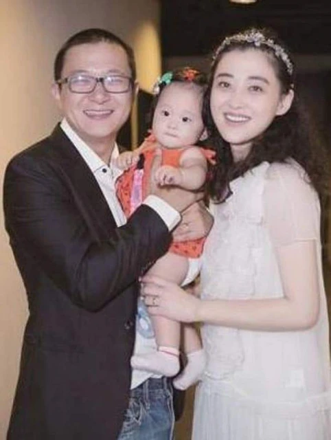 47歲梅婷帶女兒去滑雪!穿7700元外套打扮時髦,9歲愛女可愛像媽