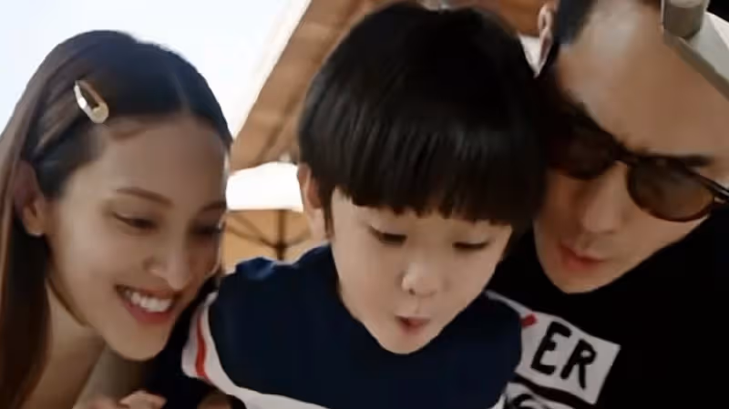 鄭嘉穎為4歲長子慶生，嬌妻陳凱琳膚色暗沉，剛出月子就陪兒子瘋玩