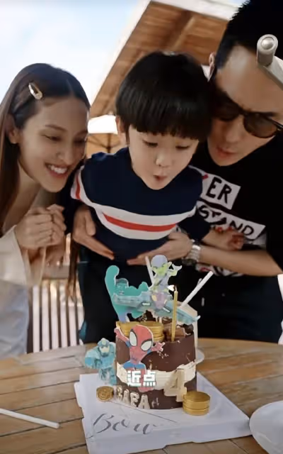 鄭嘉穎為4歲長子慶生，嬌妻陳凱琳膚色暗沉，剛出月子就陪兒子瘋玩