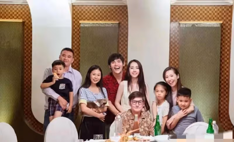 郭碧婷與姐妹合影，三人一母同胞顏值卻相差甚遠，混血基因也不行