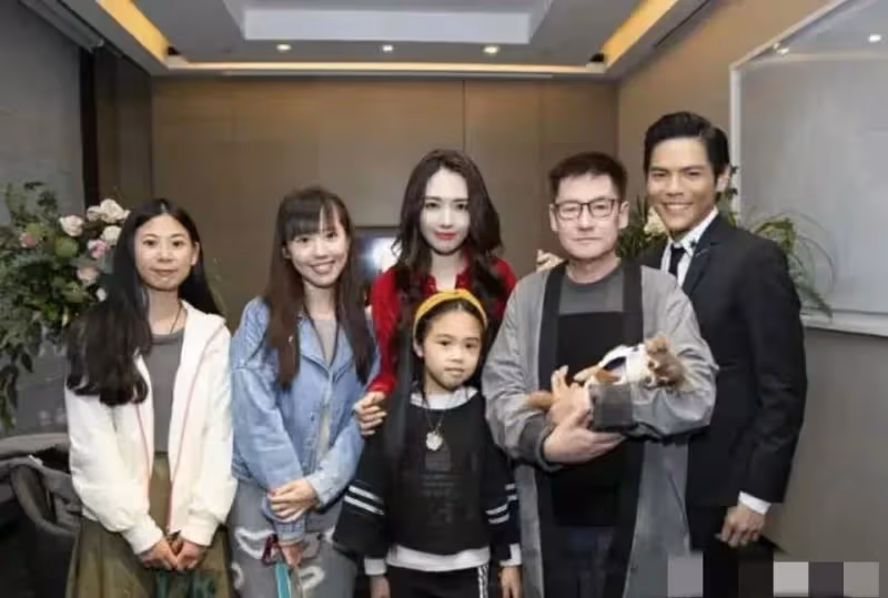 郭碧婷與姐妹合影，三人一母同胞顏值卻相差甚遠，混血基因也不行