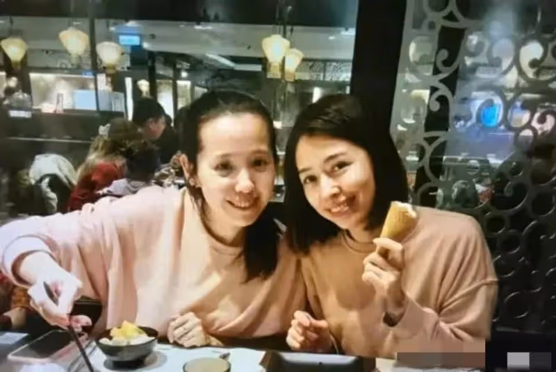 郭碧婷與姐妹合影，三人一母同胞顏值卻相差甚遠，混血基因也不行