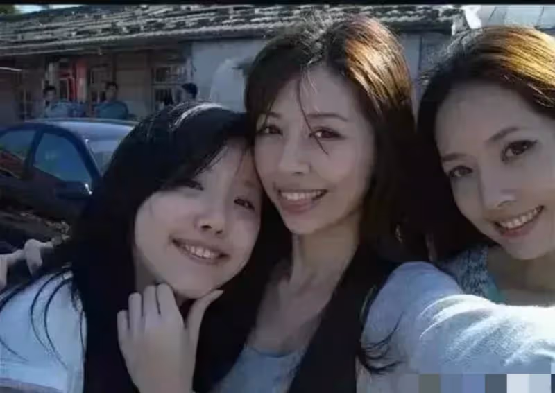 郭碧婷與姐妹合影，三人一母同胞顏值卻相差甚遠，混血基因也不行