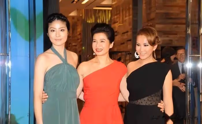 鍾楚紅陳慧琳李玟同框，明艷端莊相輔相成，三個女人造就視覺盛宴