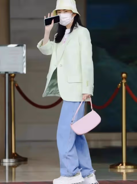 啊這?「景甜」驚現韓國酒店小卡片?!還隨時待命?