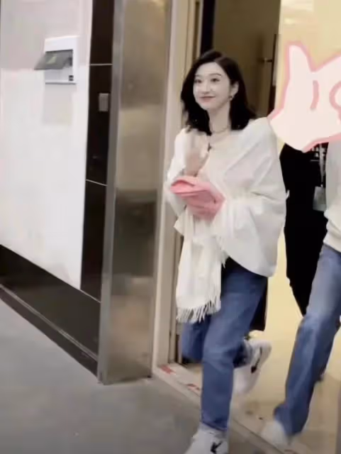 啊這?「景甜」驚現韓國酒店小卡片?!還隨時待命?