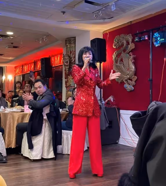 TVB女星米雪近況曝光!現身國外酒樓表演,打扮時髦狀態不似67歲