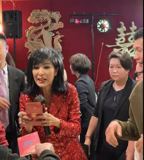 TVB女星米雪近況曝光!現身國外酒樓表演,打扮時髦狀態不似67歲