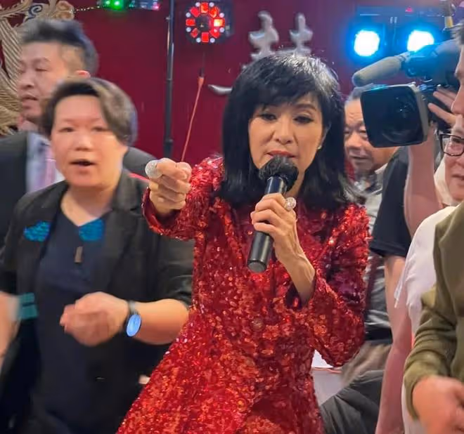 TVB女星米雪近況曝光!現身國外酒樓表演,打扮時髦狀態不似67歲