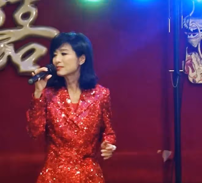 TVB女星米雪近況曝光!現身國外酒樓表演,打扮時髦狀態不似67歲