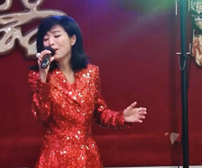 TVB女星米雪近況曝光!現身國外酒樓表演,打扮時髦狀態不似67歲