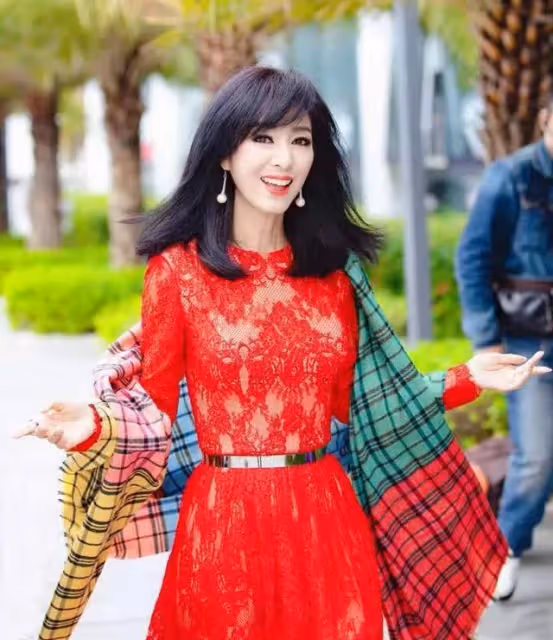 TVB女星米雪近況曝光!現身國外酒樓表演,打扮時髦狀態不似67歲
