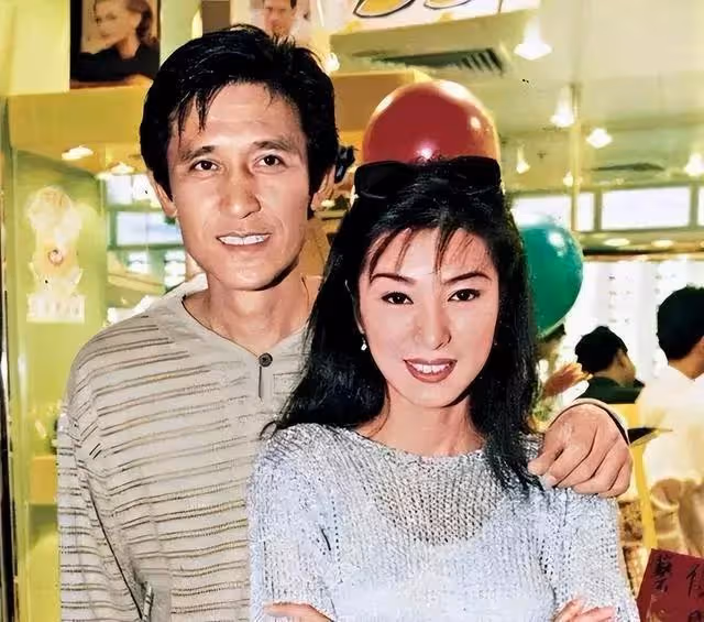 TVB女星米雪近況曝光!現身國外酒樓表演,打扮時髦狀態不似67歲