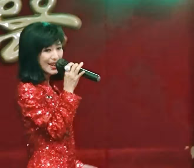 TVB女星米雪近況曝光!現身國外酒樓表演,打扮時髦狀態不似67歲