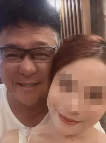 64歲姜育恆上熱搜!豪宅宴客醉意明顯,與美女合影動作親密引熱議
