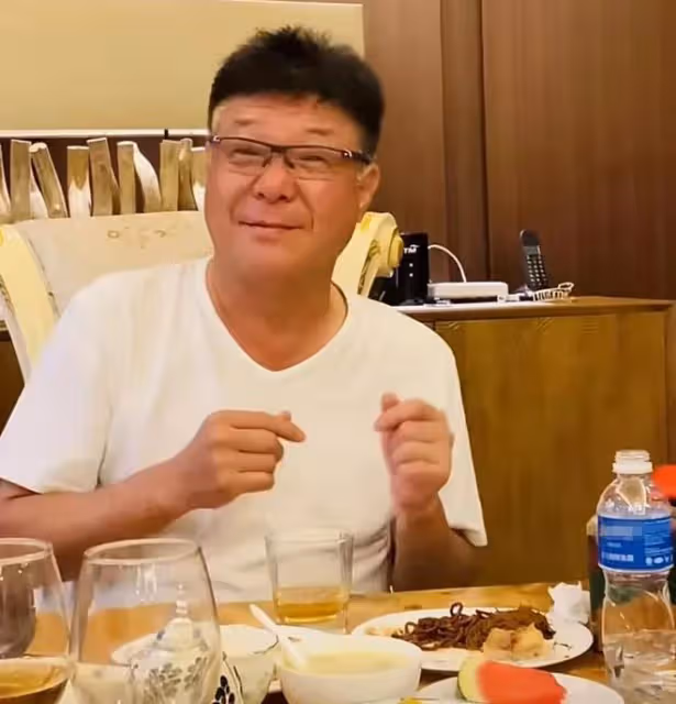 64歲姜育恆上熱搜!豪宅宴客醉意明顯,與美女合影動作親密引熱議