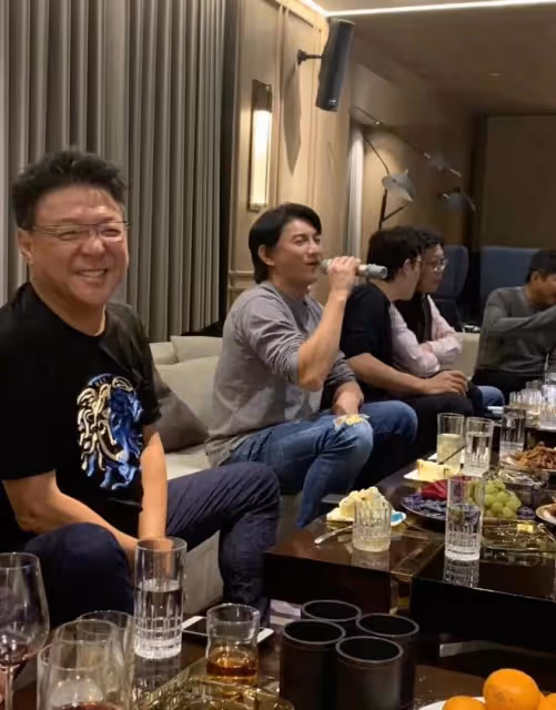 64歲姜育恆上熱搜!豪宅宴客醉意明顯,與美女合影動作親密引熱議