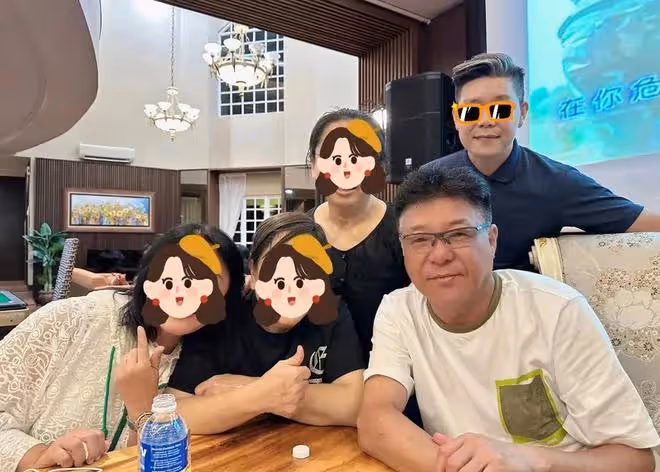 64歲姜育恆上熱搜!豪宅宴客醉意明顯,與美女合影動作親密引熱議