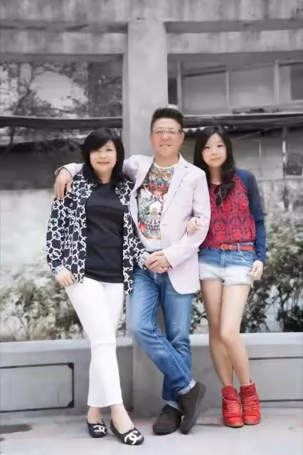 64歲姜育恆上熱搜!豪宅宴客醉意明顯,與美女合影動作親密引熱議