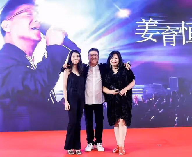 64歲姜育恆上熱搜!豪宅宴客醉意明顯,與美女合影動作親密引熱議