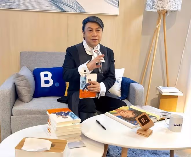蔡康永戀情曝光：和年輕壯漢一起回家，對方幫他付款有說有笑