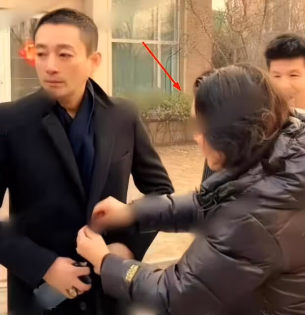 汪小菲與母親張蘭見面，張蘭為兒子整理衣扣，摸頭瞬間滿眼寵愛