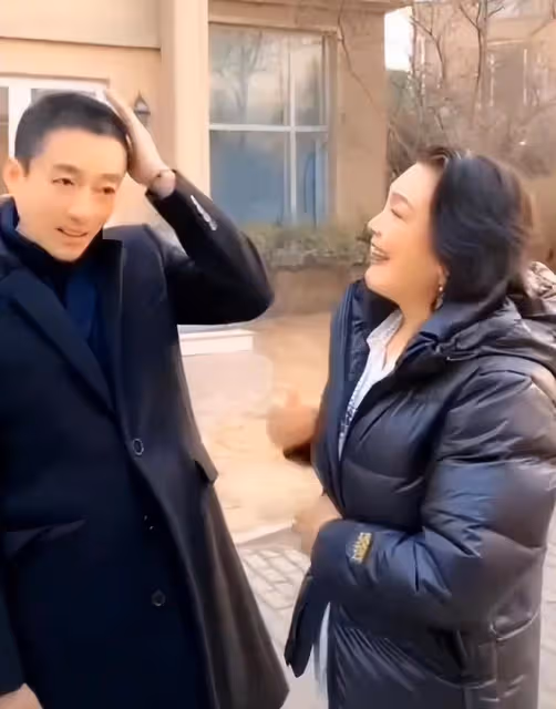 汪小菲與母親張蘭見面，張蘭為兒子整理衣扣，摸頭瞬間滿眼寵愛