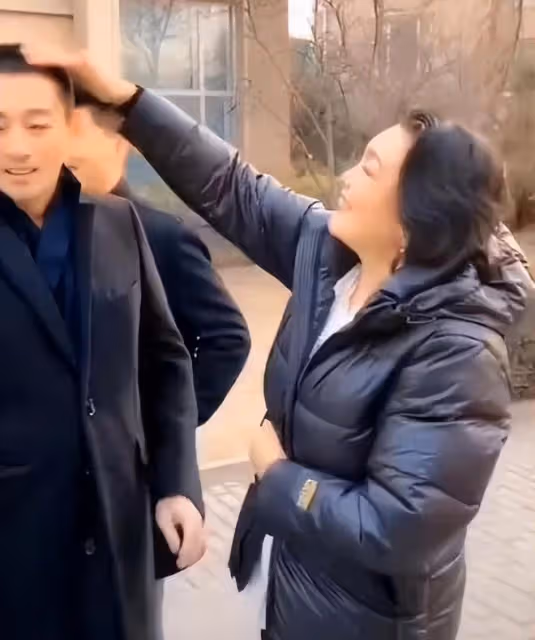 汪小菲與母親張蘭見面，張蘭為兒子整理衣扣，摸頭瞬間滿眼寵愛