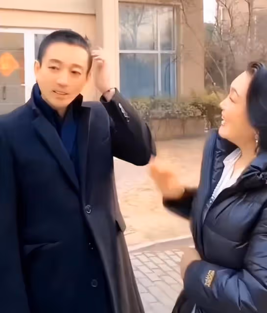 汪小菲與母親張蘭見面，張蘭為兒子整理衣扣，摸頭瞬間滿眼寵愛