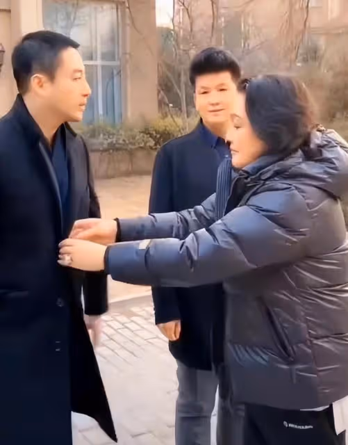 汪小菲與母親張蘭見面，張蘭為兒子整理衣扣，摸頭瞬間滿眼寵愛