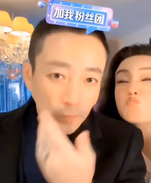 汪小菲與母親張蘭見面，張蘭為兒子整理衣扣，摸頭瞬間滿眼寵愛