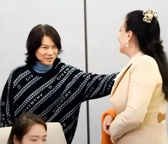 汪小菲與母親張蘭見面,張蘭為兒子整理衣扣,摸頭瞬間滿眼寵愛