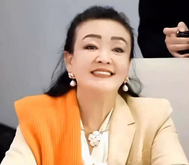 汪小菲與母親張蘭見面,張蘭為兒子整理衣扣,摸頭瞬間滿眼寵愛