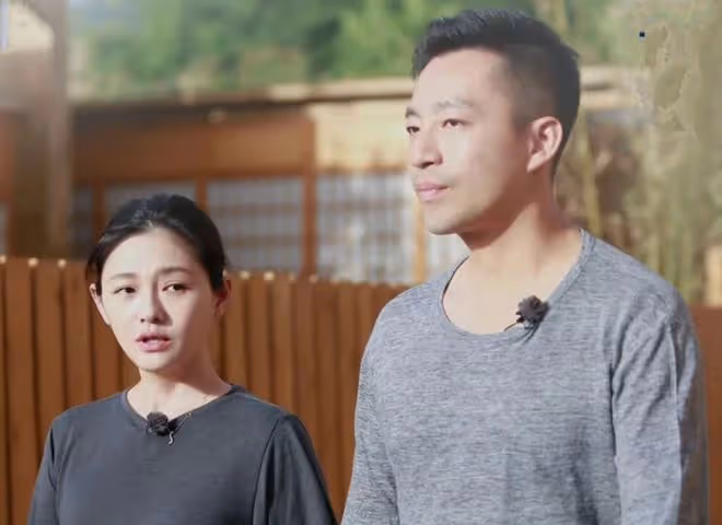汪小菲與母親張蘭見面,張蘭為兒子整理衣扣,摸頭瞬間滿眼寵愛