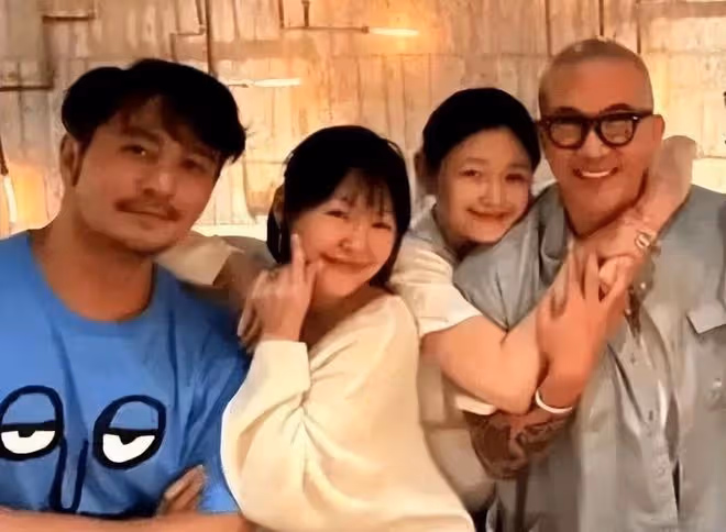 汪小菲與母親張蘭見面,張蘭為兒子整理衣扣,摸頭瞬間滿眼寵愛