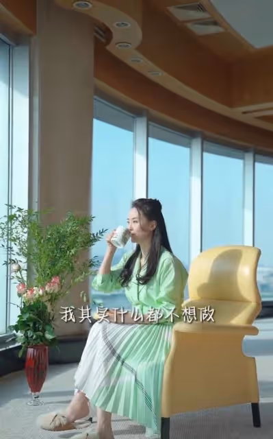 49歲王艷言論引爭議，在故宮旁豪宅開心跳舞，雲淡風輕稱無欲無求