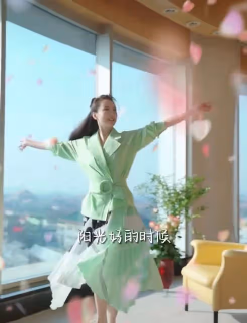 49歲王艷言論引爭議，在故宮旁豪宅開心跳舞，雲淡風輕稱無欲無求
