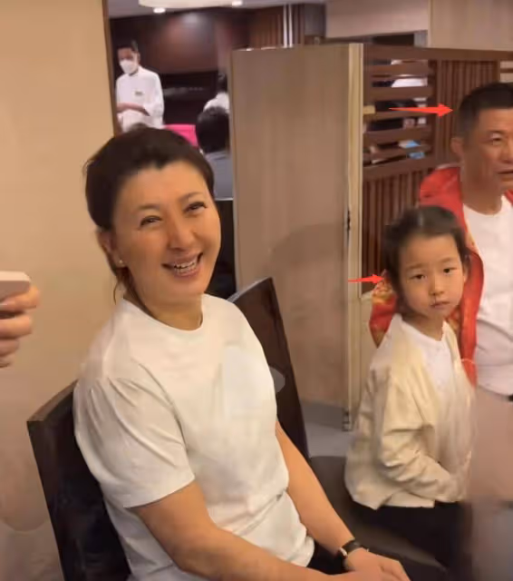閆學晶孫子喜迎滿月宴，奶奶對其愛不釋手，林越為見一面坐一夜車