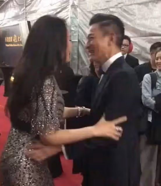 鞏俐劉德華同框，兩人緊握雙手熱聊捨不得分開，華仔身高卻成亮點