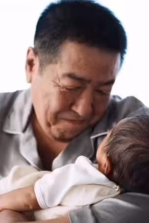 閆學晶兒子慶祝寶寶滿月,閆學晶前夫罕見出鏡,抱著孫子愛不釋手